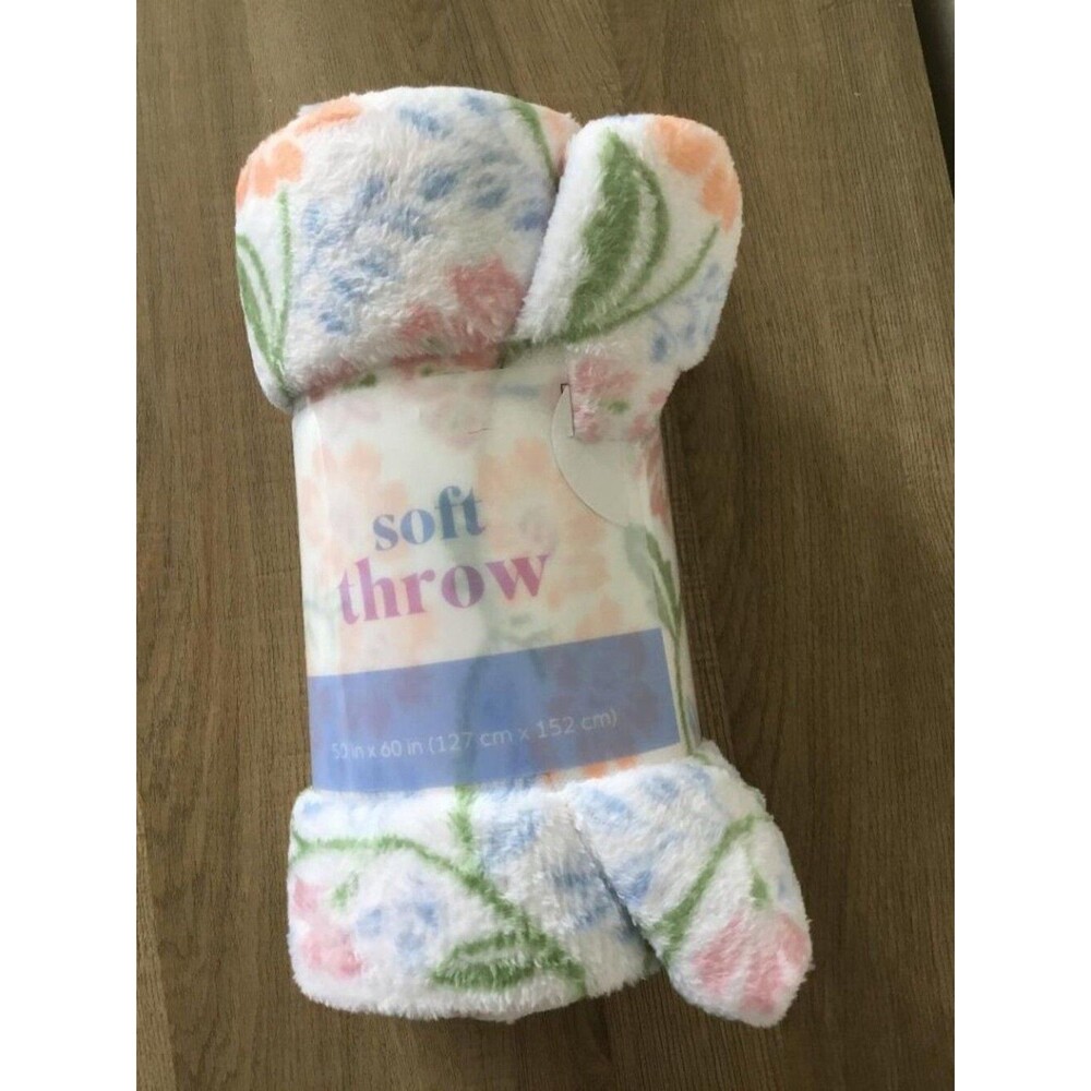 Floral Print Plush Throw Blanket in a Soft Pastel-Colored Pattern Size 50" x 60"